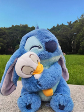 Cargar imagen en el visor de la galería, Peluche Stitch con patito 30cm - 116746