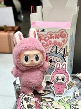 Cargar imagen en el visor de la galería, Peluche LaBubu Sorpresa Colección "Exciting Macaron"- 116936