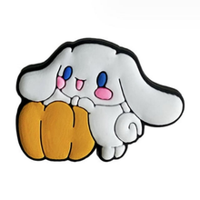 Cargar imagen en el visor de la galería, Pin Crocs Cinnamorrol  - 116473
