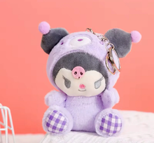 Cargar imagen en el visor de la galería, Llavero peluche Kuromi 15cm - 117076
