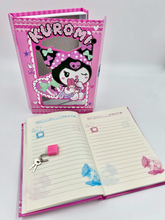 Cargar imagen en el visor de la galería, Libreta Kuromi con Candado - 116482
