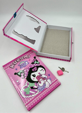 Cargar imagen en el visor de la galería, Libreta Kuromi con Candado - 116482
