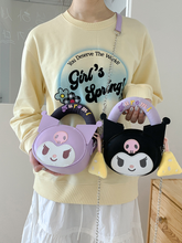 Cargar imagen en el visor de la galería, Cartera Kuromi Semi cuero asa de peluche - 117273
