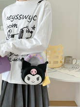Cargar imagen en el visor de la galería, Cartera Kuromi Semi cuero asa de peluche - 117273

