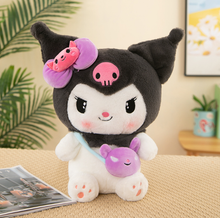 Cargar imagen en el visor de la galería, Peluche Kuromi con carterita 50cm - 115966
