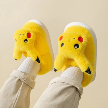 Cargar imagen en el visor de la galería, Pantuflas Pikachu Antirresbalantes - 116552
