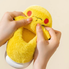 Cargar imagen en el visor de la galería, Pantuflas Pikachu Antirresbalantes - 116552

