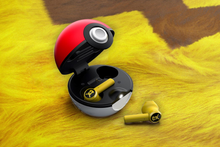 Cargar imagen en el visor de la galería, Audifonos Inalámbricos Pokebola Pikachu - 117020
