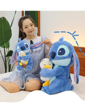 Cargar imagen en el visor de la galería, Peluche Stitch con patito 60cm - 116525
