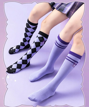 Cargar imagen en el visor de la galería, Medias Kuromi Largas Juveniles - 116979

