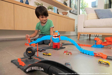 Cargar imagen en el visor de la galería, Pista y Carro Hot Wheels City Ataque de Gorilla - 116787
