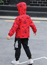 Cargar imagen en el visor de la galería, Chaqueta Spiderman Impermeable Roja con Luz - 117516
