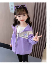 Cargar imagen en el visor de la galería, Chaqueta Kuromi Impermeable - 116089
