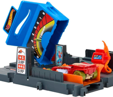 Cargar imagen en el visor de la galería, Pista y carro Hot Wheels  Pequeña "City" Pizzeria &amp; Gasolinera - 117468
