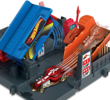 Cargar imagen en el visor de la galería, Pista y carro Hot Wheels  Pequeña "City" Pizzeria &amp; Gasolinera - 117468

