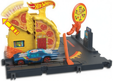 Cargar imagen en el visor de la galería, Pista y carro Hot Wheels  Pequeña "City" Pizzeria &amp; Gasolinera - 117468
