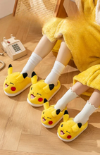 Cargar imagen en el visor de la galería, Pantuflas Pikachu - 116732
