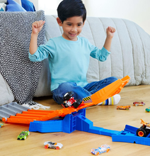 Cargar imagen en el visor de la galería, Pista y carro Hot Wheels Grande Monster Truck "City" + 2 carros - 117471
