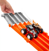 Cargar imagen en el visor de la galería, Pista y carro Hot Wheels Grande Monster Truck "City" + 2 carros - 117471
