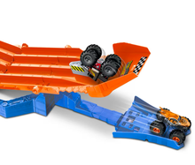 Cargar imagen en el visor de la galería, Pista y carro Hot Wheels Grande Monster Truck "City" + 2 carros - 117471
