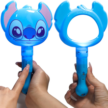 Cargar imagen en el visor de la galería, Espejo Stitch con Luz &amp; 4 labiales Set - 116795
