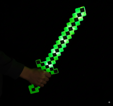 Cargar imagen en el visor de la galería, Espada Minecraft con Luz Azul o Verde - 116816
