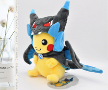 Cargar imagen en el visor de la galería, Peluche Pikachu con Disfraz 20cm - 117036
