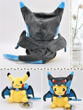Cargar imagen en el visor de la galería, Peluche Pikachu con Disfraz 20cm - 117036
