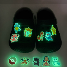 Cargar imagen en el visor de la galería, Pin Crocs Pokemon Brillan en la oscuridad - 116404
