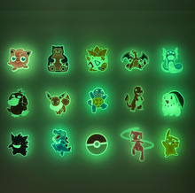 Cargar imagen en el visor de la galería, Pin Crocs Pokemon Brillan en la oscuridad - 116404
