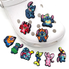 Cargar imagen en el visor de la galería, Pin Crocs Stitch - 117585
