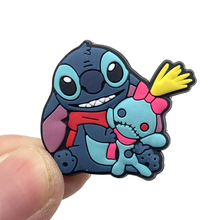 Cargar imagen en el visor de la galería, Pin Crocs Stitch - 117585
