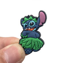 Cargar imagen en el visor de la galería, Pin Crocs Stitch - 117585
