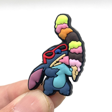 Cargar imagen en el visor de la galería, Pin Crocs Stitch - 117585
