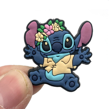 Cargar imagen en el visor de la galería, Pin Crocs Stitch - 117585
