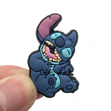 Cargar imagen en el visor de la galería, Pin Crocs Stitch - 117585
