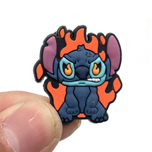 Cargar imagen en el visor de la galería, Pin Crocs Stitch - 117585
