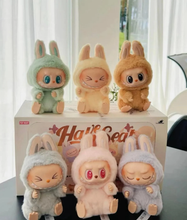 Cargar imagen en el visor de la galería, Peluche LaBubu Sorpresa Colección &quot;Have a Seat&quot;- 116936
