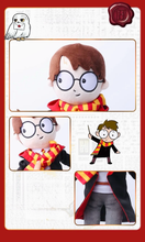 Cargar imagen en el visor de la galería, Peluche Harry Potter  con Barita 30cm - 116454
