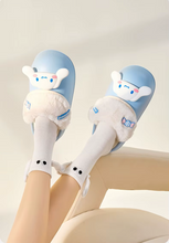 Cargar imagen en el visor de la galería, Crocs Pantuflas Cinnamoroll - 117008

