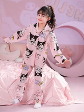 Cargar imagen en el visor de la galería, Pijama Kuromi con botones Manga Larga - 116361
