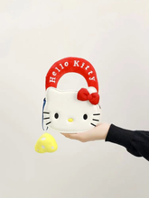 Cargar imagen en el visor de la galería, Cartera Kitty Rostro Semi Cuero con Asa Peluche y Adorno 14cm - 117059
