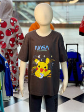 Cargar imagen en el visor de la galería, Franela Pikachu NASA - 116971
