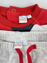 Cargar imagen en el visor de la galería, Conjunto Mickey Bebe Sueter y Jogger - 116581
