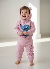 Cargar imagen en el visor de la galería, Conjunto Stitch Rosado Sueter con capucha y Jogger - 116948
