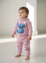 Cargar imagen en el visor de la galería, Conjunto Stitch Rosado Sueter con capucha y Jogger - 116948
