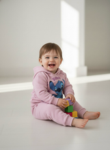 Cargar imagen en el visor de la galería, Conjunto Stitch Rosado Sueter con capucha y Jogger - 116948
