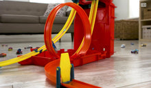 Cargar y reproducir el video en el visor de la galería, Pista y Carro Hot Wheels Stunt Track Maletin naranja - 116788
