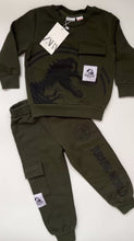 Cargar y reproducir el video en el visor de la galería, Conjunto Jurassic Verde Sueter y Jogger - 115643
